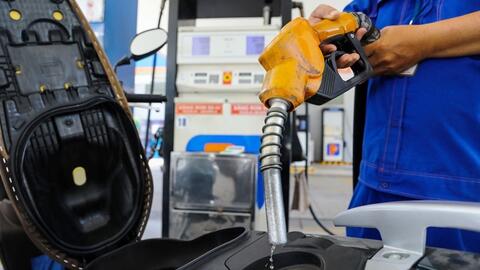“Xếp hạng” giá xăng dầu Việt Nam và câu chuyện thuế, phí giải bài toán hạ nhiệt sốt giá