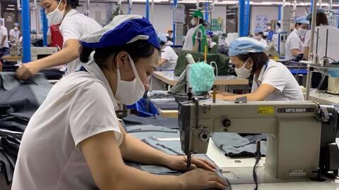 Giờ làm thêm mỗi tháng của người lao động được nâng lên không quá 60 giờ, và tổng số giờ làm thêm trong một năm tối đa 300 giờ, theo Nghị quyết mới được Uỷ ban Thường vụ Quốc hội thông qua...