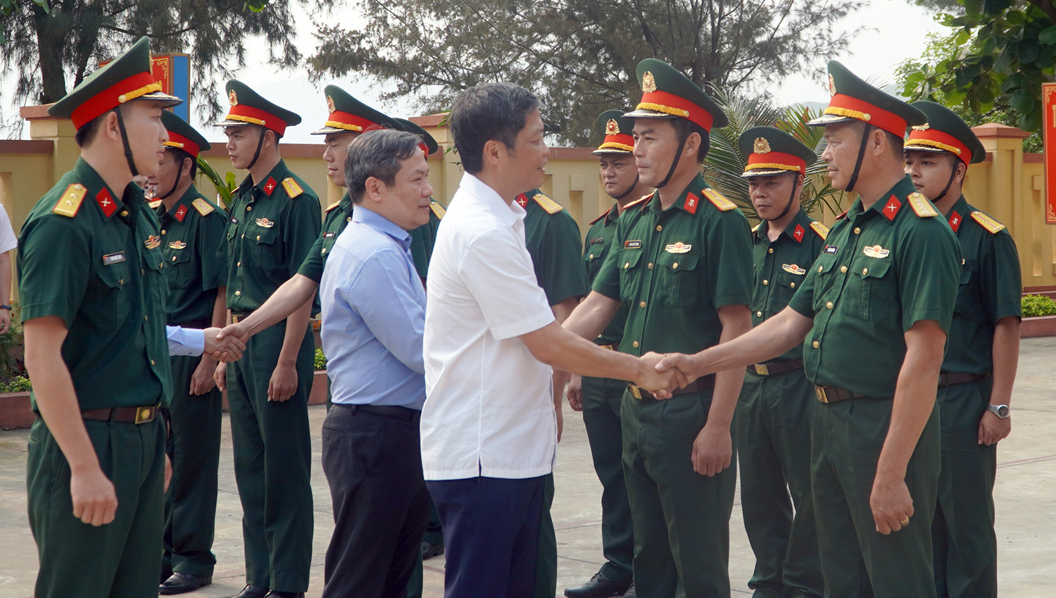 Đồng chí Trưởng ban Kinh tế Trung ương Trần Tuấn Anh thăm cán bộ, chiến sĩ Trung đội Đảo La