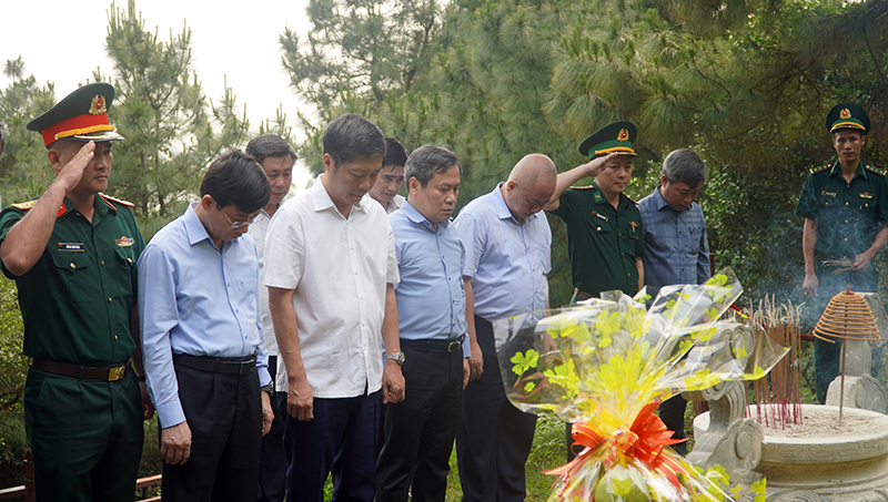 Đồng chí Trưởng ban Kinh tế Trung ương Trần Tuấn Anh dâng hương viếng Đại tướng Võ Nguyên Giáp