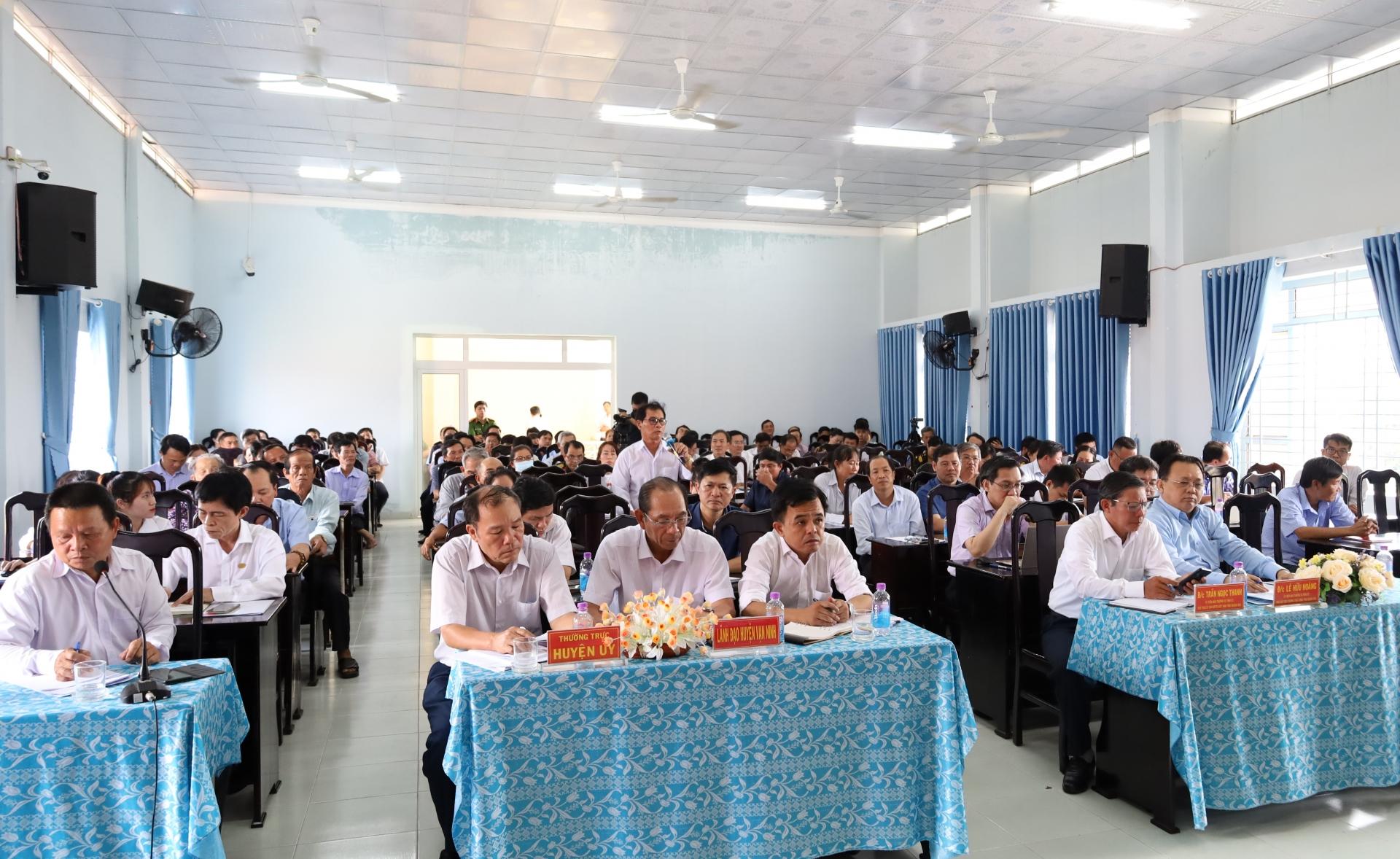 Các địa biểu và đông đảo cử tri tham gia hội nghị.
