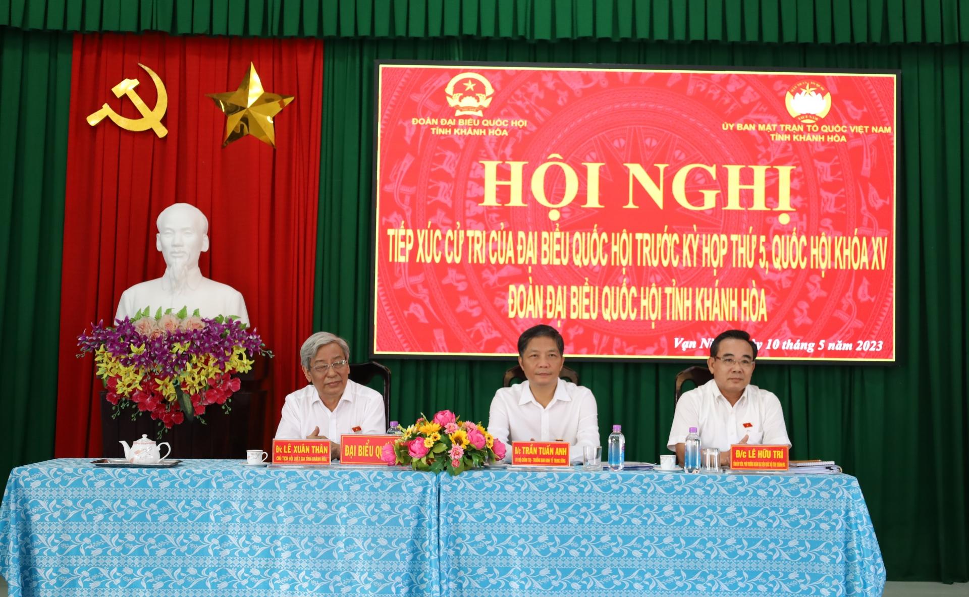 Các đại biểu Quốc hội tỉnh tại buổi tiếp xúc cử tri.