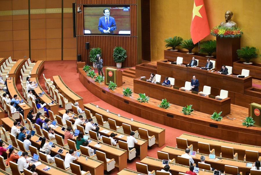 Bộ trưởng Đ&agrave;o Ngọc Dung th&ocirc;ng tin c&aacute;c nội dung về dự thảo luật. Ảnh: Quochoi.vn.