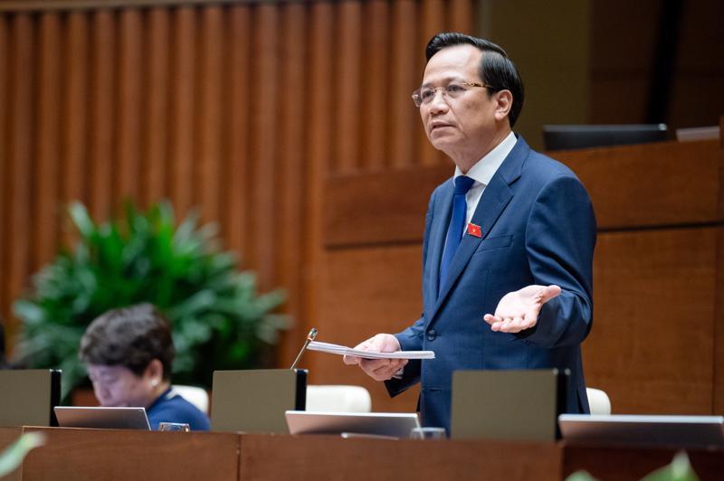 Bộ trưởng Bộ Lao động - Thương binh và Xã hội Đào Ngọc Dung giải trình các nội dung được đại biểu Quốc hội quan tâm. Ảnh: Quochoi.vn.