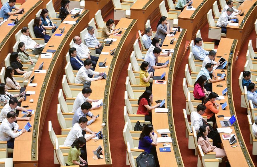C&aacute;c đại biểu thảo luận tại phi&ecirc;n họp. Ảnh: Quochoi.vn.