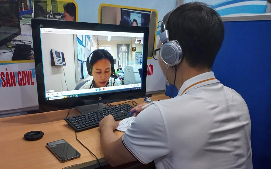 Doanh nghiệp phỏng vấn tuyển dụng lao động tại H&agrave; Nội. Ảnh: N.Dương.