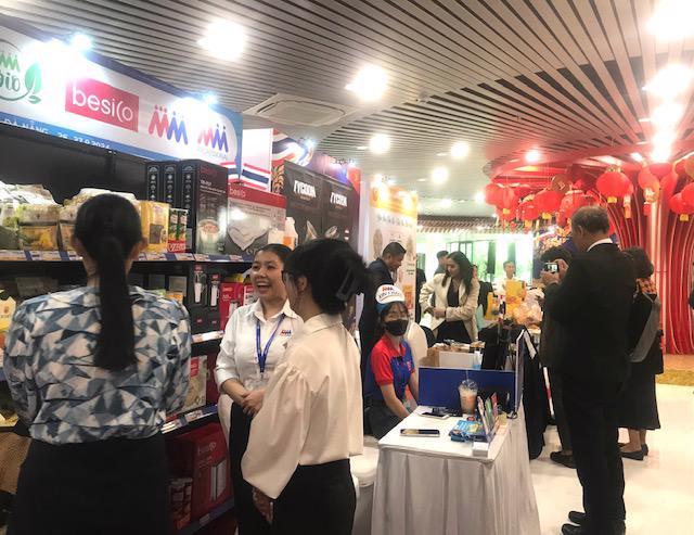 C&aacute;c doanh nghiệp Việt Nam - Th&aacute;i Lan gặp gỡ, trao đổi, kết nối mua sắm h&agrave;ng h&oacute;a tại hội chợ triển l&atilde;m. Ảnh Ng&ocirc; Anh Văn.