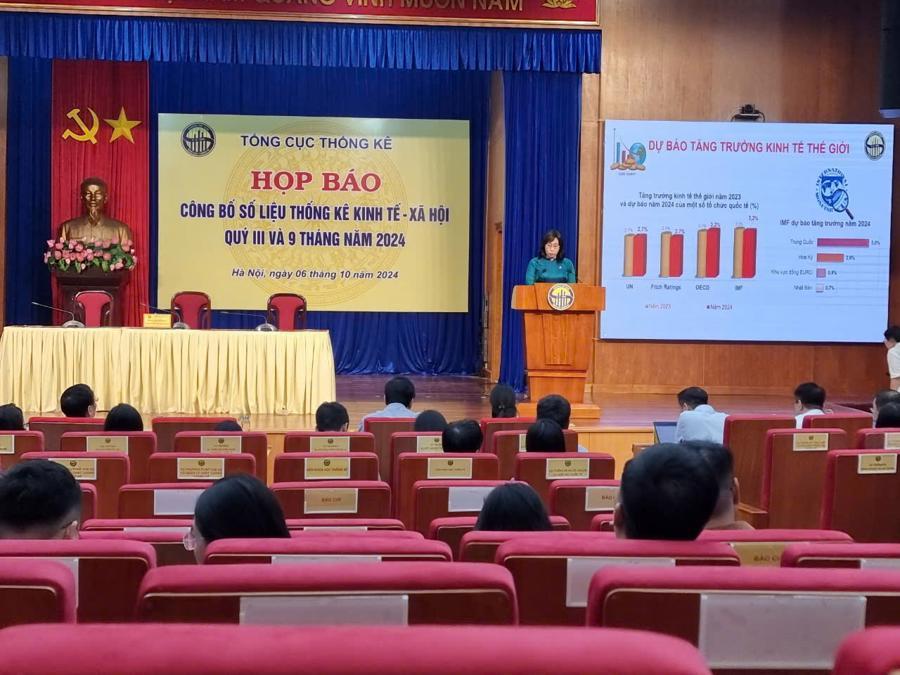 Bà Nguyễn Thị Hương, Tổng cục trưởng Tổng cục Thống kê, phát biểu tại buổi họp báo.