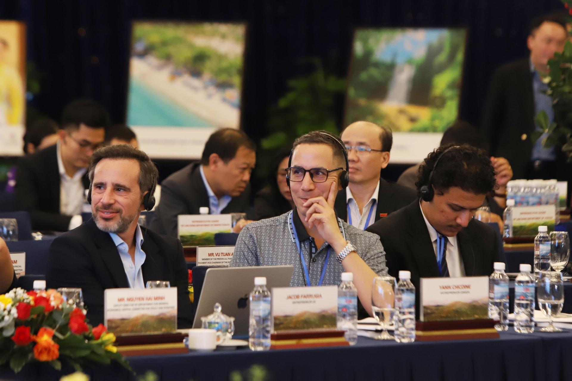 Các đại biểu quốc tế theo dõi tọa đàm